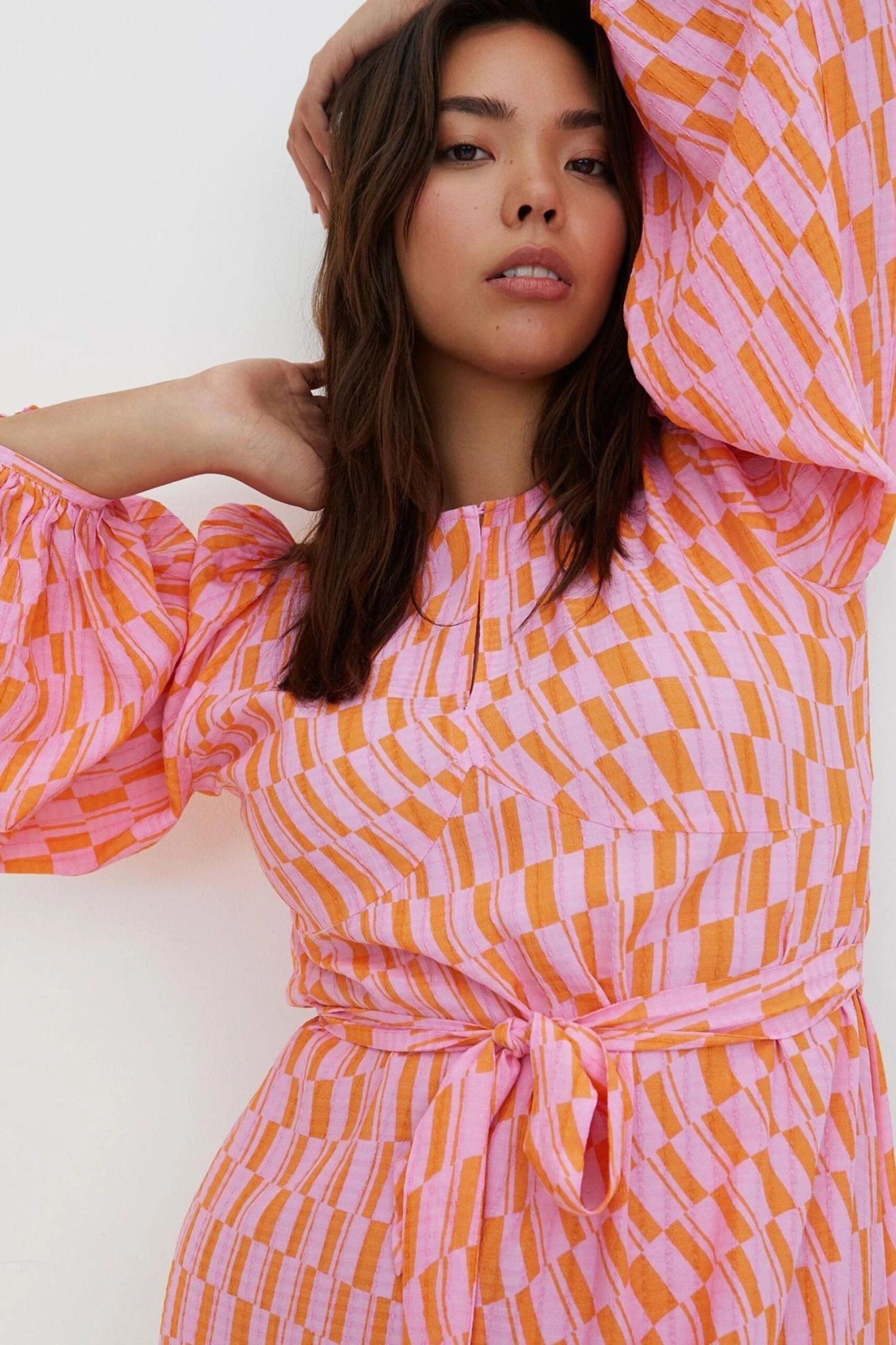 Oliver Bonas Maxikleid Mit Geometrischem Muster, Pink 4 Oliver Bonas Maxikleid Mit Geometrischem Muster, Pink – Bild 2