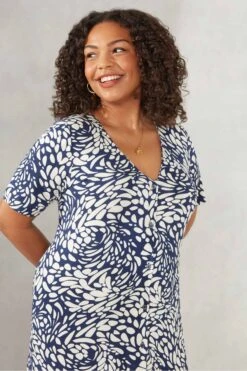 Live Unlimited Curve - Hemdkleid Mit Kieselprint Und V-Ausschnitt, Blau -Next || RIVER ISLAND Verkaufsgeschäft 495249s3