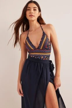 Boden String-Badeanzug Mit Tiefem Ausschnitt 10 Boden String-Badeanzug Mit Tiefem Ausschnitt -Next || RIVER ISLAND Verkaufsgeschäft 596469s3