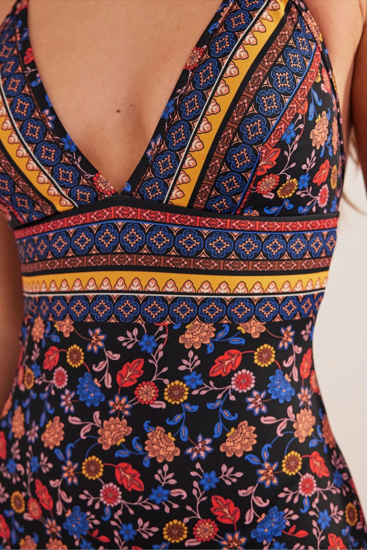 Boden String-Badeanzug Mit Tiefem Ausschnitt 6 Boden String-Badeanzug Mit Tiefem Ausschnitt – Bild 4