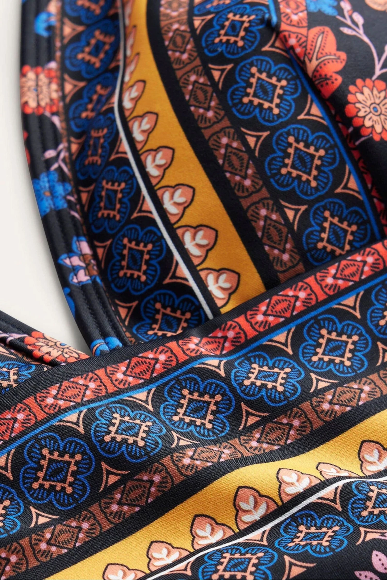 Boden String-Badeanzug Mit Tiefem Ausschnitt 8 Boden String-Badeanzug Mit Tiefem Ausschnitt – Bild 6