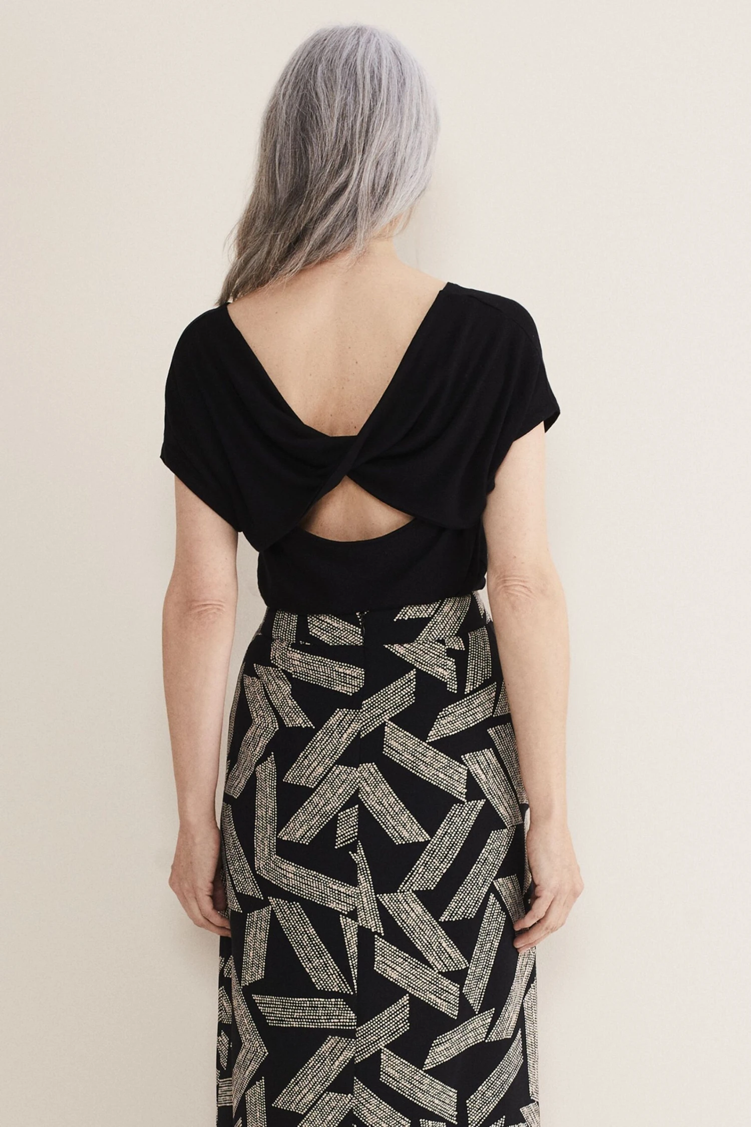 Phase Eight Neena T-Shirt Mit Wasserfallausschnitt Und Gedrehtem Detail Hinten, Schwarz 4 Phase Eight Neena T-Shirt Mit Wasserfallausschnitt Und Gedrehtem Detail Hinten, Schwarz – Bild 2