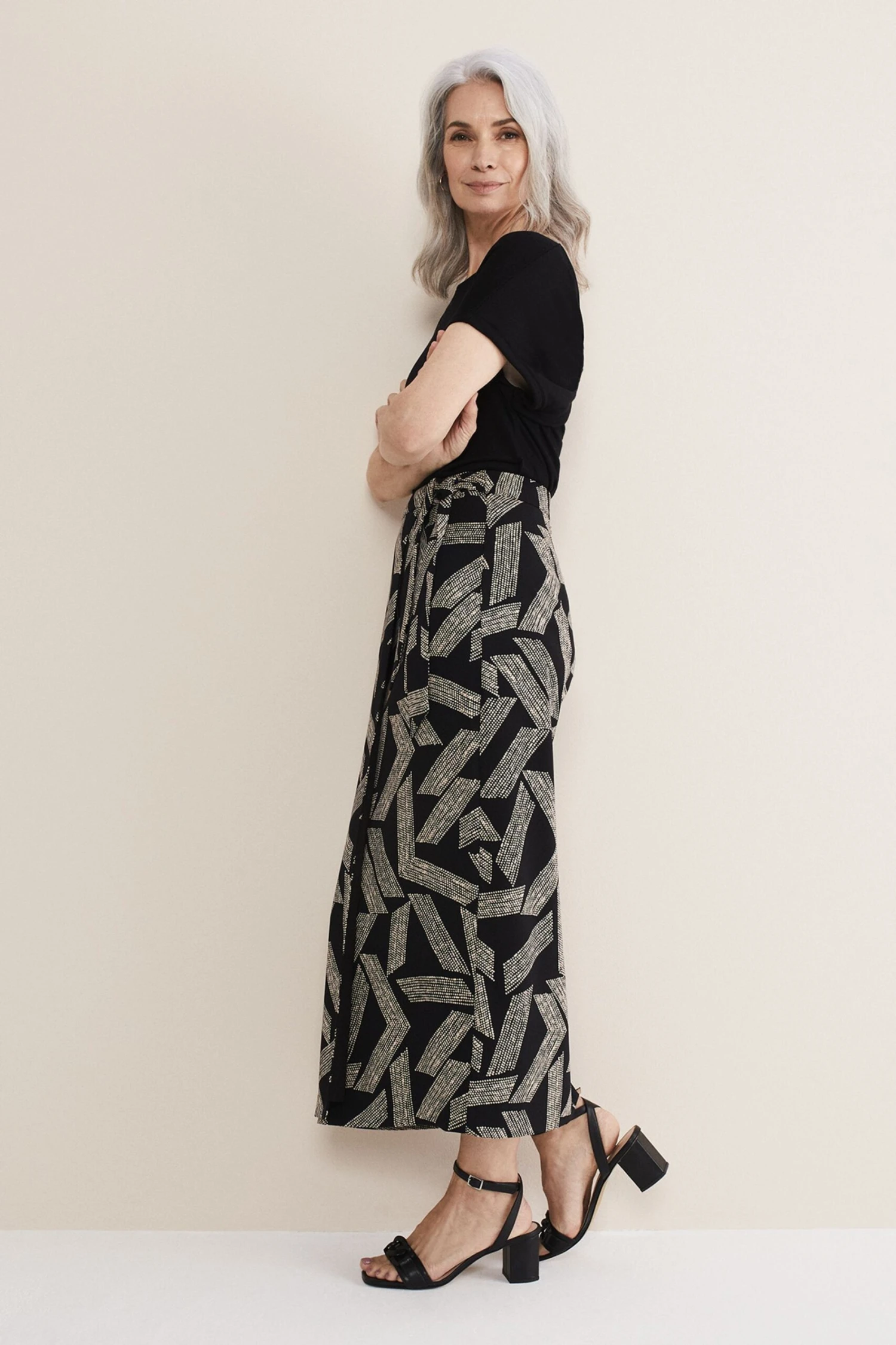 Phase Eight Neena T-Shirt Mit Wasserfallausschnitt Und Gedrehtem Detail Hinten, Schwarz 6 Phase Eight Neena T-Shirt Mit Wasserfallausschnitt Und Gedrehtem Detail Hinten, Schwarz – Bild 4