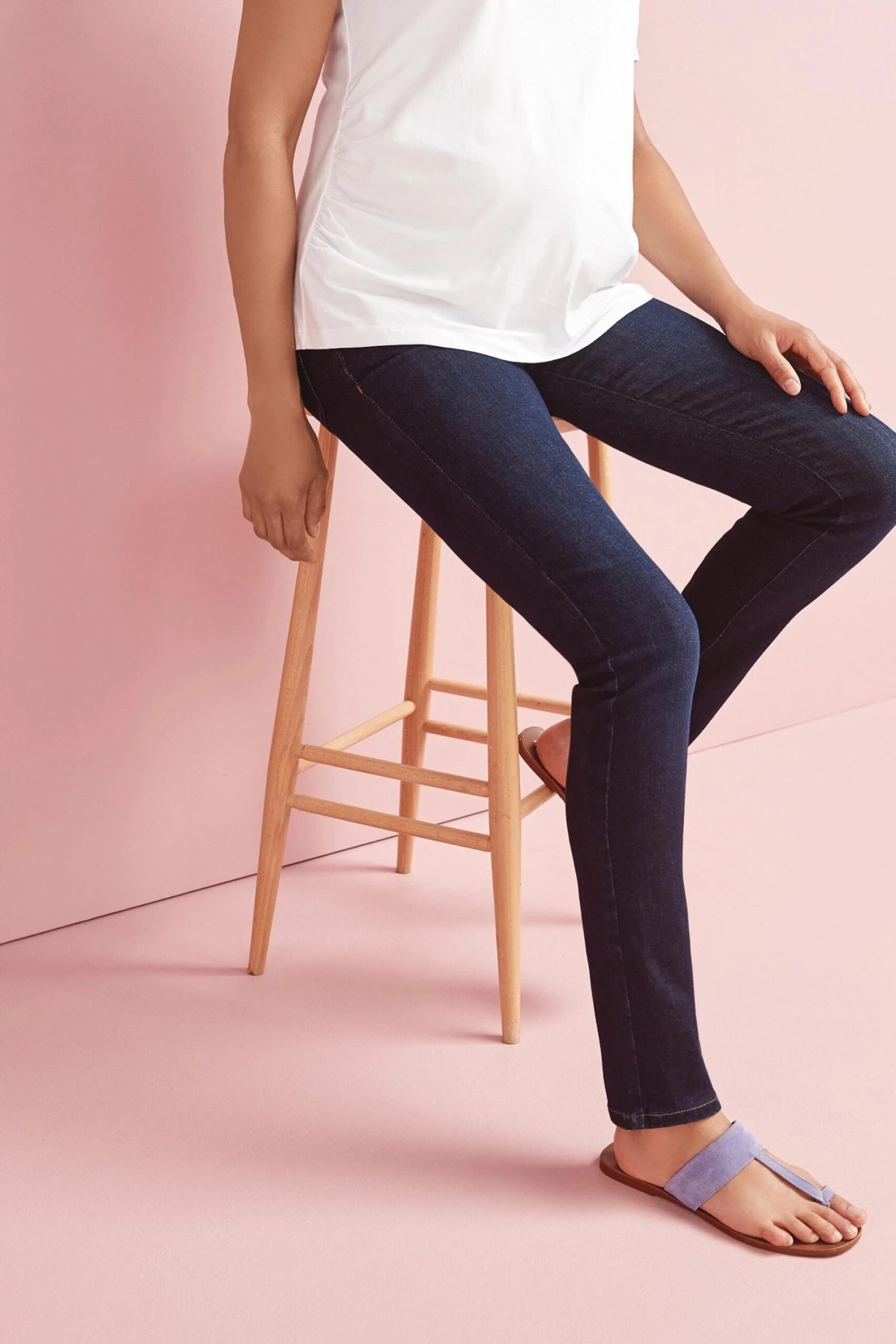 Next Denim, Mittelblau - Maternity Figurformende Slim-Jeans Mit Stützeffekt 5 Next Denim, Mittelblau - Maternity Figurformende Slim-Jeans Mit Stützeffekt – Bild 3