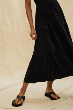 Albaray Ärmelloses, Gestuftes Kleid, Schwarz -Next || RIVER ISLAND Verkaufsgeschäft 979949s3