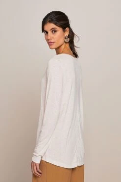 Legeres, Langärmeliges T-Shirt Mit V-Ausschnitt 8 Legeres, Langärmeliges T-Shirt Mit V-Ausschnitt -Next || RIVER ISLAND Verkaufsgeschäft C44 337s2