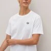 Fred Perry T-Shirt Mit Rundhalsausschnitt 2 Fred Perry T-Shirt Mit Rundhalsausschnitt -Next || RIVER ISLAND Verkaufsgeschäft C52891s