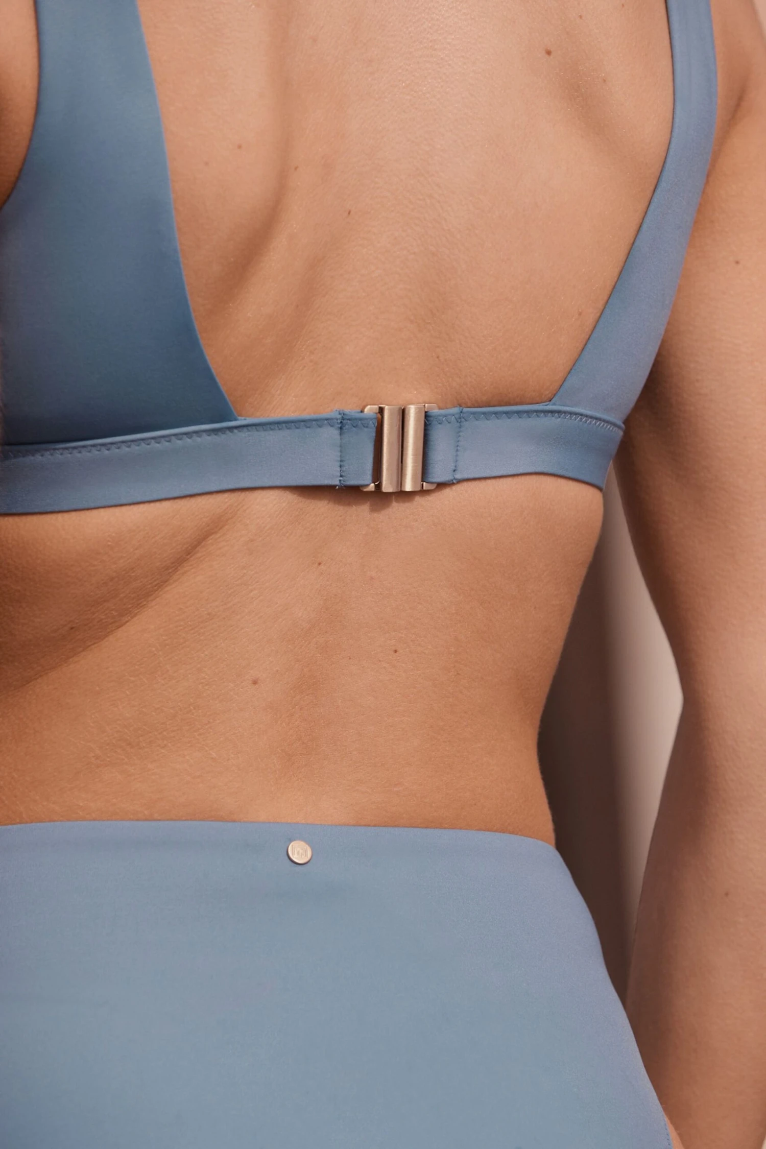 Blau - Signature Bikinihose Mit Hohem Bund, Hohem Beinausschnitt Und Gürtel 5 Blau - Signature Bikinihose Mit Hohem Bund, Hohem Beinausschnitt Und Gürtel – Bild 3