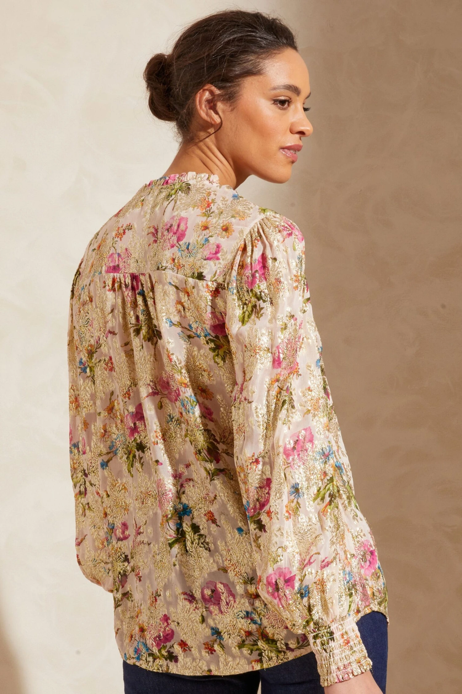 Love & Roses Langärmelige Bluse Mit Gerüschtem V-Ausschnitt 4 Love & Roses Langärmelige Bluse Mit Gerüschtem V-Ausschnitt – Bild 2