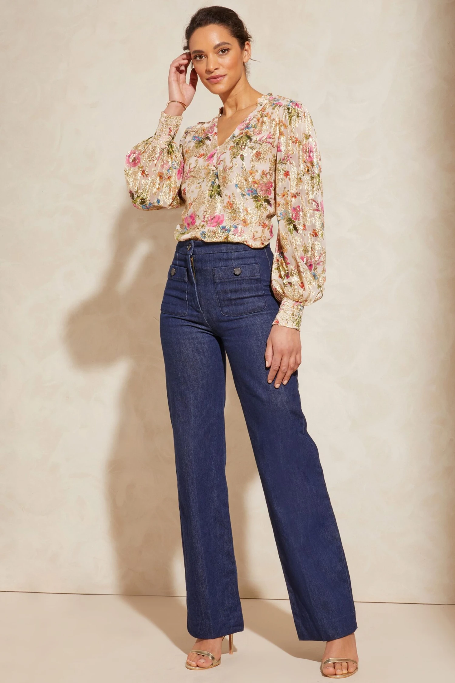 Love & Roses Langärmelige Bluse Mit Gerüschtem V-Ausschnitt 5 Love & Roses Langärmelige Bluse Mit Gerüschtem V-Ausschnitt – Bild 3