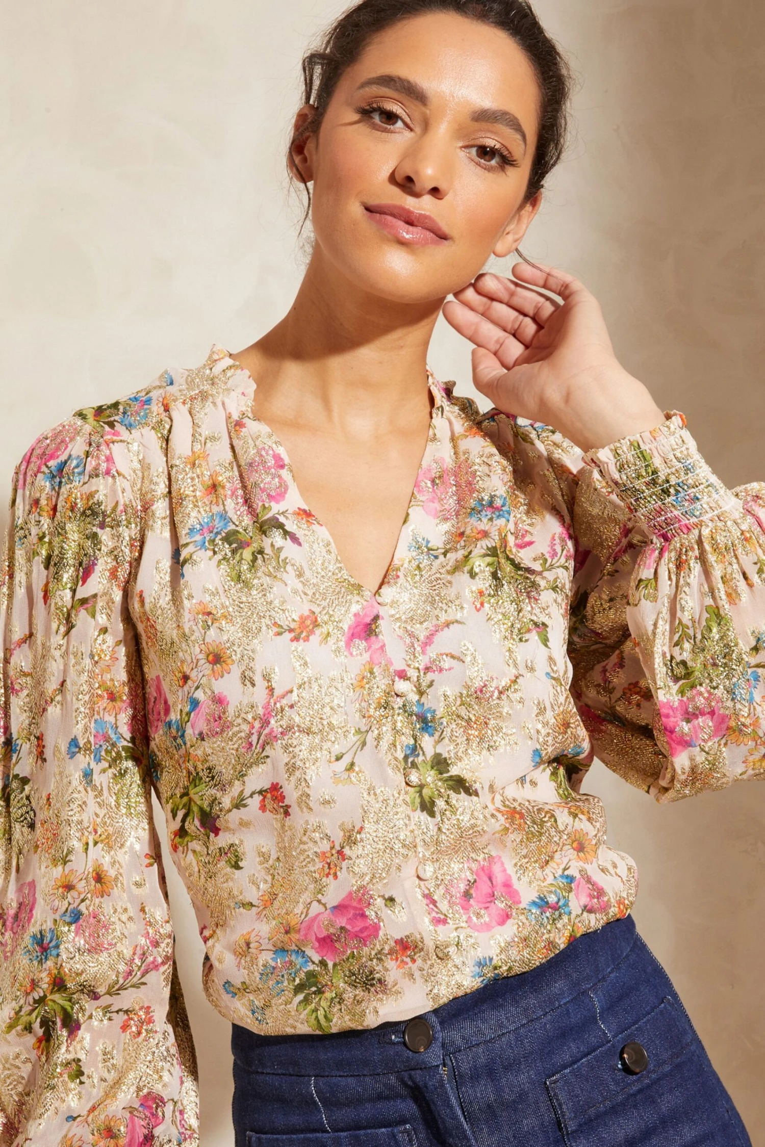 Love & Roses Langärmelige Bluse Mit Gerüschtem V-Ausschnitt 6 Love & Roses Langärmelige Bluse Mit Gerüschtem V-Ausschnitt – Bild 4