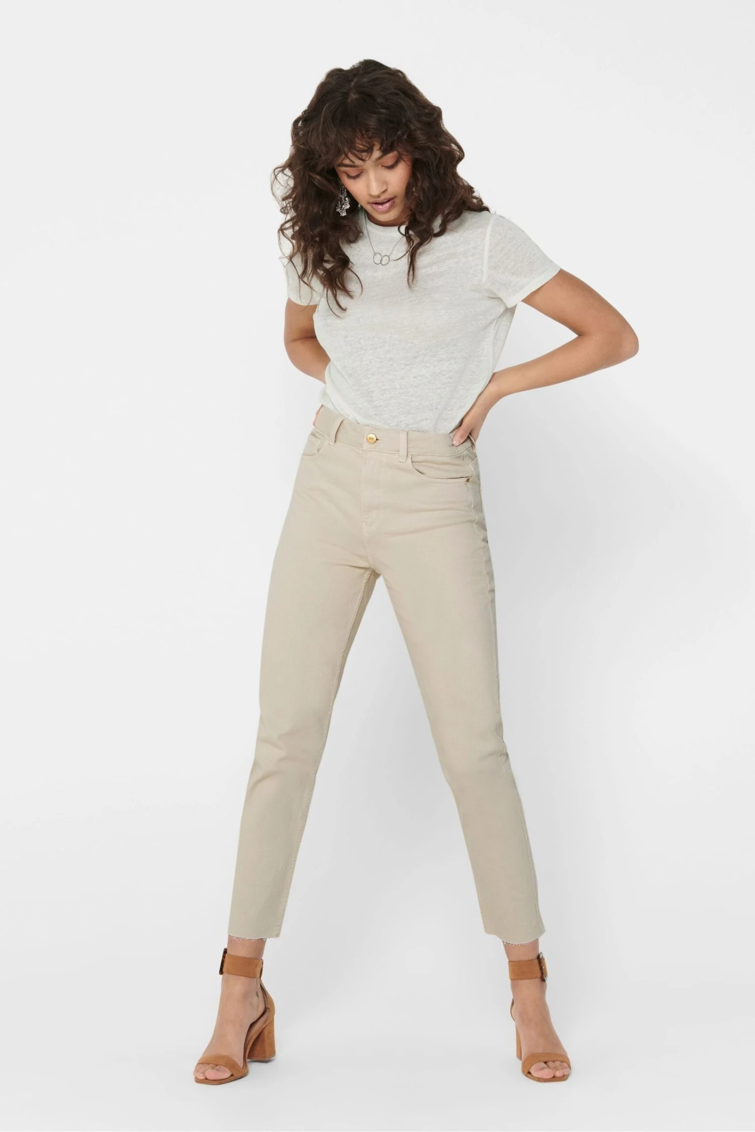 Only Mom-Jeans Mit Hohem Bund Und Ungesäumter Kante 4 Only Mom-Jeans Mit Hohem Bund Und Ungesäumter Kante – Bild 2