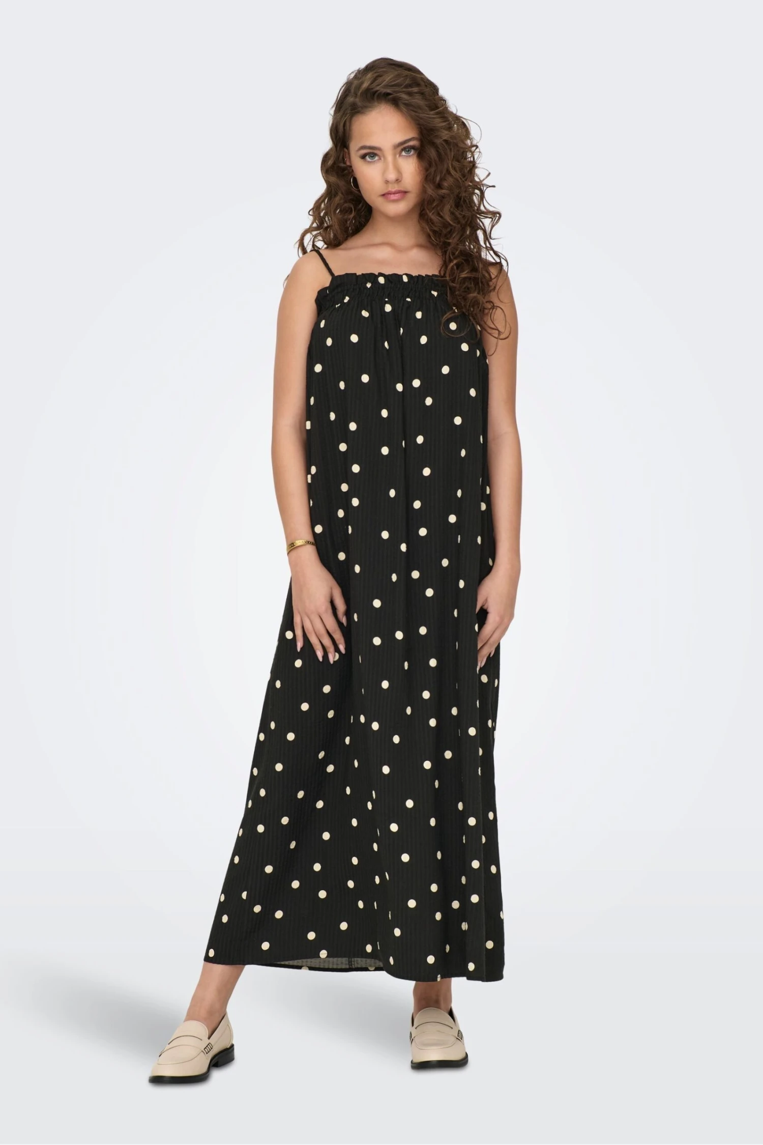 Only Gepunktetes Maxi-Trägerkleid Mit Gesmoktem Top 5 Only Gepunktetes Maxi-Trägerkleid Mit Gesmoktem Top – Bild 3