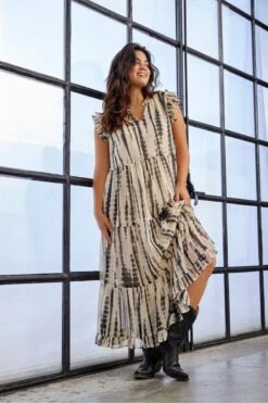 Only Curve Gestuftes Maxikleid Mit Rüschen Und Verwischtem Muster