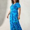 Live Unlimited Curve Wickel-Maxikleid Aus Jersey Mit Verwischtem Print, Blau 2 Live Unlimited Curve Wickel-Maxikleid Aus Jersey Mit Verwischtem Print, Blau -Next || RIVER ISLAND Verkaufsgeschäft N40333s