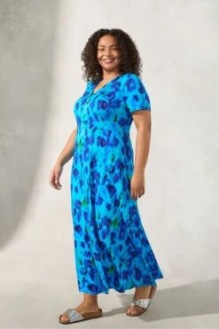 Live Unlimited Curve Wickel-Maxikleid Aus Jersey Mit Verwischtem Print, Blau