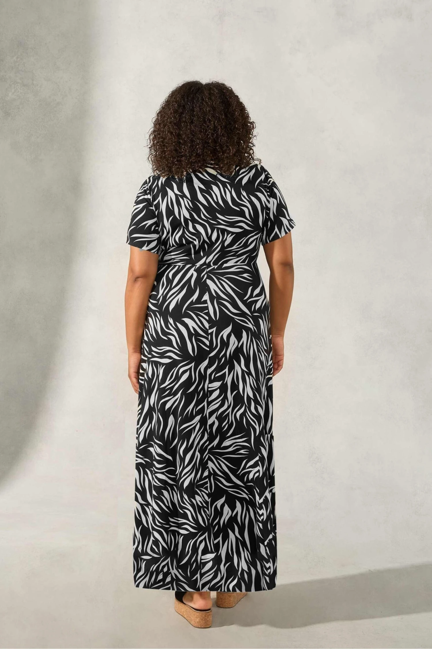 Live Unlimited Curve Jersey-Maxikleid In Wickeldesign Mit Monochromem Zebramuster, Schwarz 4 Live Unlimited Curve Jersey-Maxikleid In Wickeldesign Mit Monochromem Zebramuster, Schwarz – Bild 2