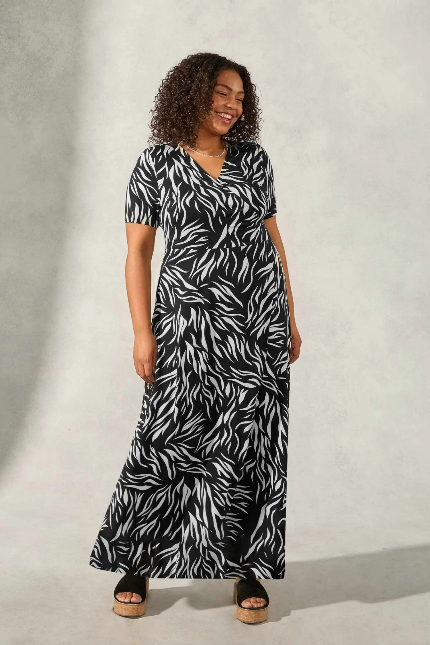 Live Unlimited Curve Jersey-Maxikleid In Wickeldesign Mit Monochromem Zebramuster, Schwarz 5 Live Unlimited Curve Jersey-Maxikleid In Wickeldesign Mit Monochromem Zebramuster, Schwarz – Bild 3