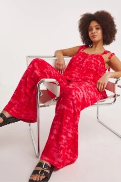 Simply Be Wide-Leg-Hose In Crinkle-Optik Mit Knüpfbatikmuster Und Bindegürtel, Rot -Next || RIVER ISLAND Verkaufsgeschäft N41870s3