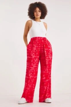 Simply Be Wide-Leg-Hose In Crinkle-Optik Mit Knüpfbatikmuster Und Bindegürtel, Rot -Next || RIVER ISLAND Verkaufsgeschäft N41870s4