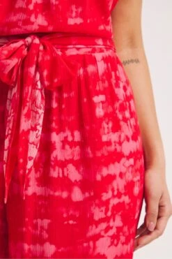 Simply Be Wide-Leg-Hose In Crinkle-Optik Mit Knüpfbatikmuster Und Bindegürtel, Rot -Next || RIVER ISLAND Verkaufsgeschäft N41870s5