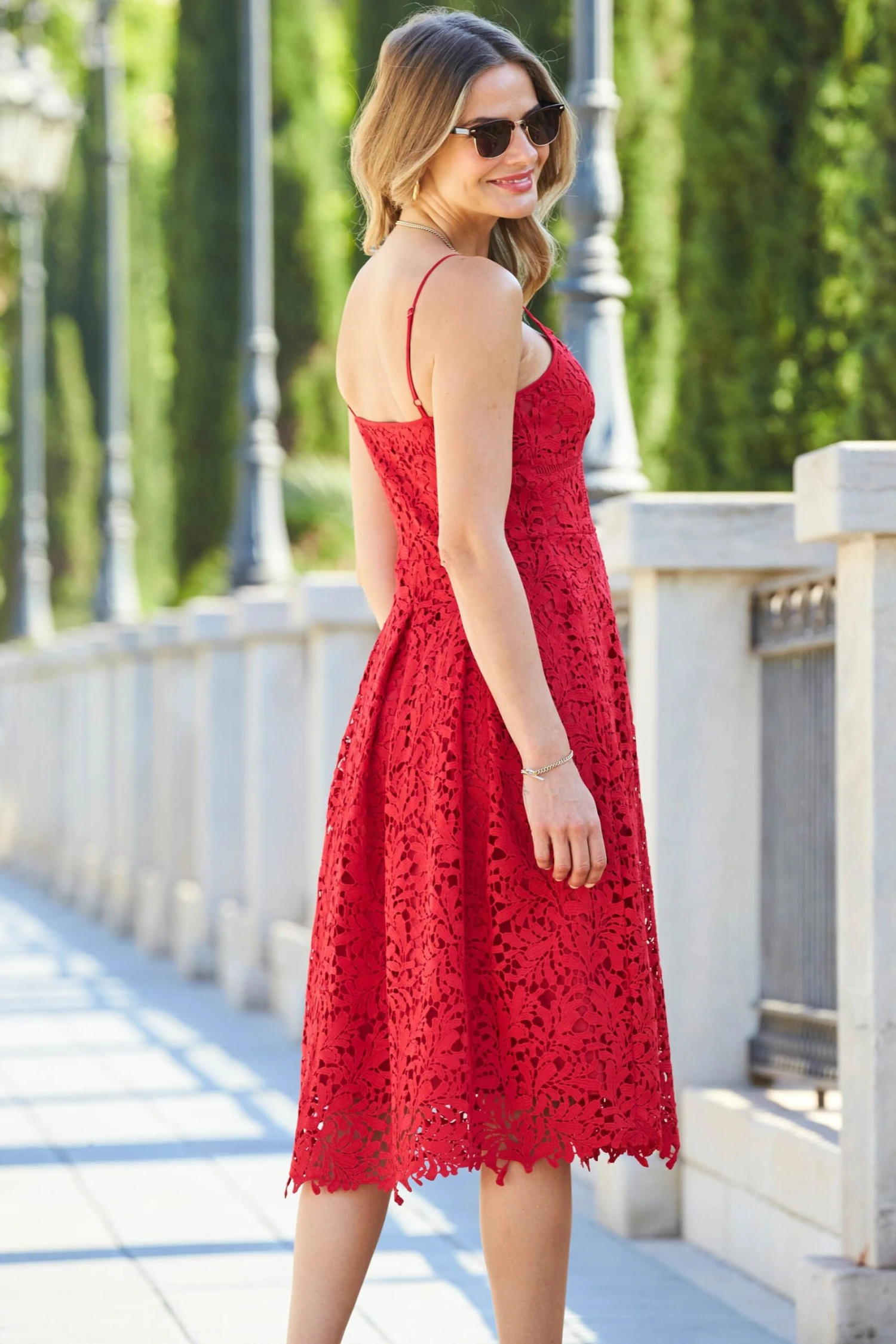 Sosandar Ausgestelltes Trägerkleid Mit Spitze 5 Sosandar Ausgestelltes Trägerkleid Mit Spitze – Bild 3