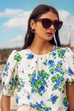 Friends Like These Kurzärmeliges Top Mit Rundhalsausschnitt Und Gerafften Bündchen 9 Friends Like These Kurzärmeliges Top Mit Rundhalsausschnitt Und Gerafften Bündchen -Next || RIVER ISLAND Verkaufsgeschäft Q36944s4