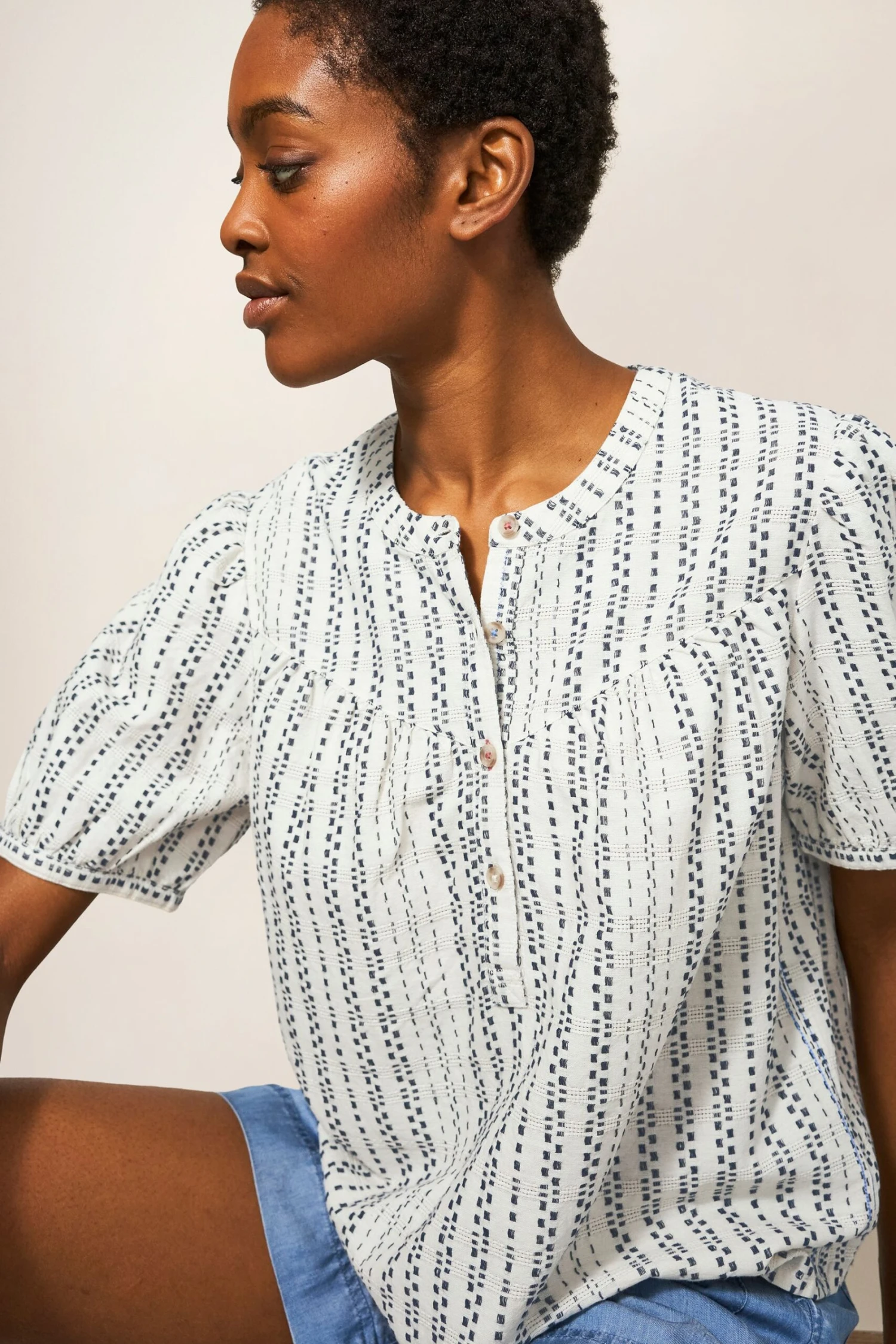 White Stuff Aria Strukturiertes, Gestreiftes Top, Weiß 4 White Stuff Aria Strukturiertes, Gestreiftes Top, Weiß – Bild 2