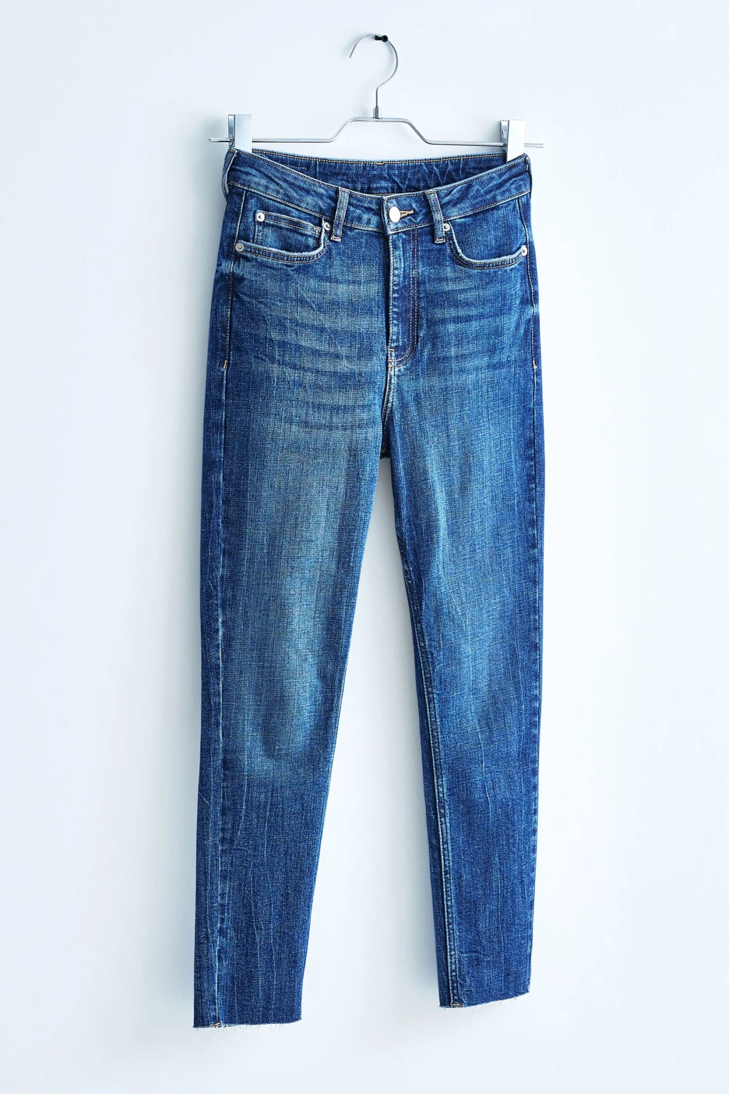 Knöchellange Skinny-Jeans Mit Hoher Taille Im 90er-Stil 5 Knöchellange Skinny-Jeans Mit Hoher Taille Im 90er-Stil – Bild 3