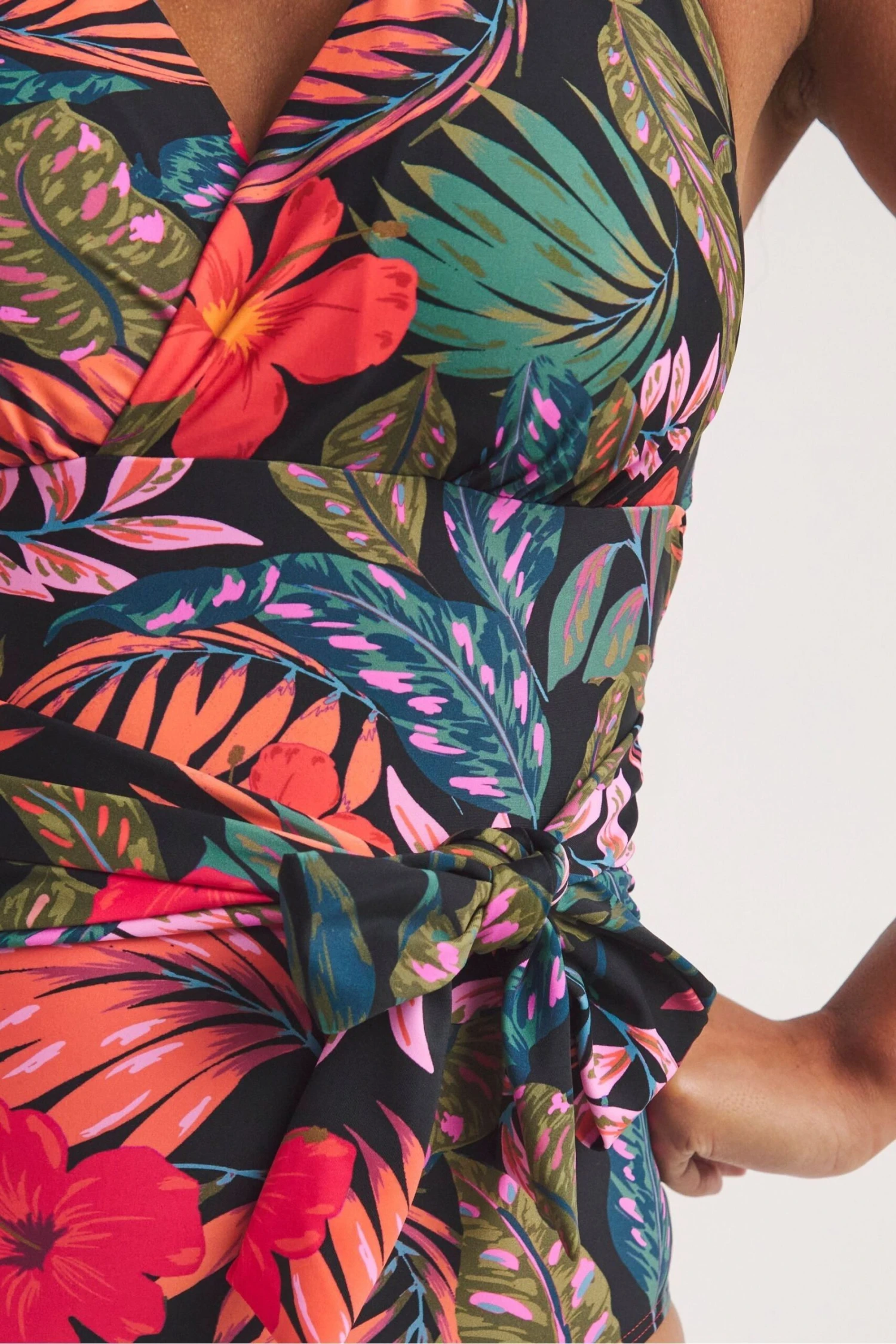 JD Williams Badeanzug Mit Tropischem Hawaii-Print Und Bindedetail, Schwarz 6 JD Williams Badeanzug Mit Tropischem Hawaii-Print Und Bindedetail, Schwarz – Bild 4