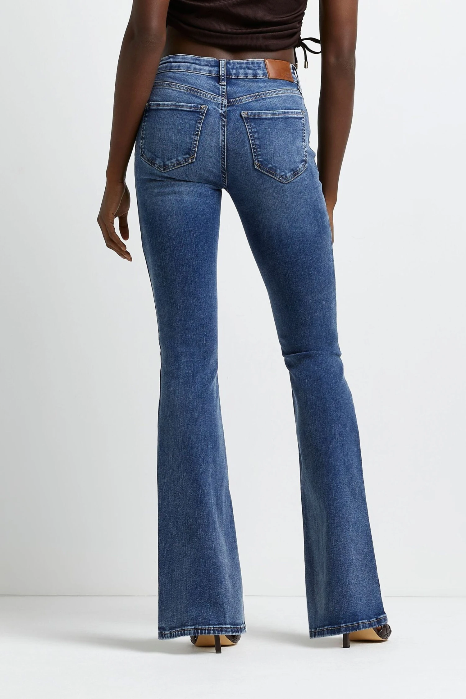 River Island Amelie Ausgestellte Jeans Mit Mittelhohem Bund 4 River Island Amelie Ausgestellte Jeans Mit Mittelhohem Bund – Bild 2