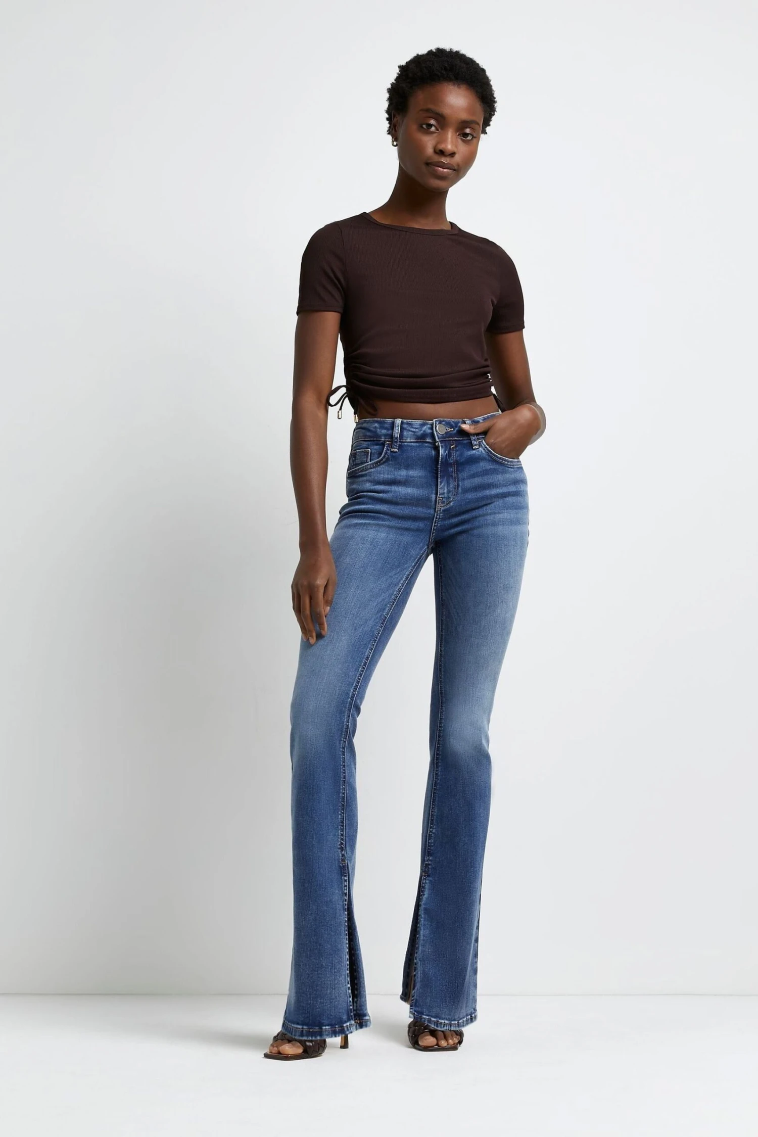 River Island Amelie Ausgestellte Jeans Mit Mittelhohem Bund 5 River Island Amelie Ausgestellte Jeans Mit Mittelhohem Bund – Bild 3