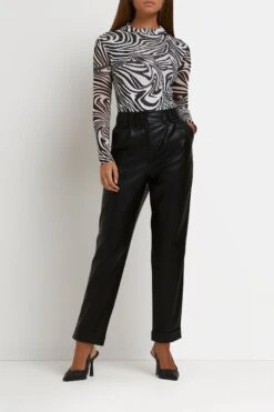 River Island PU-Karottenhose Mit Hohem Bund, Schwarz -Next || RIVER ISLAND Verkaufsgeschäft U51424s3